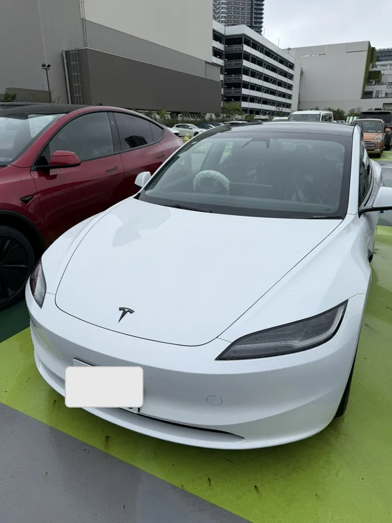テスラ有明の納車エリアに置かれた白のModel 3