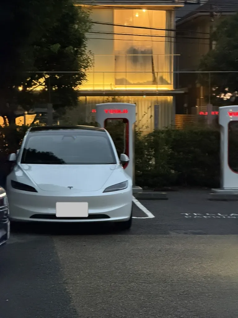 スーパーチャージャーで充電中のModel 3