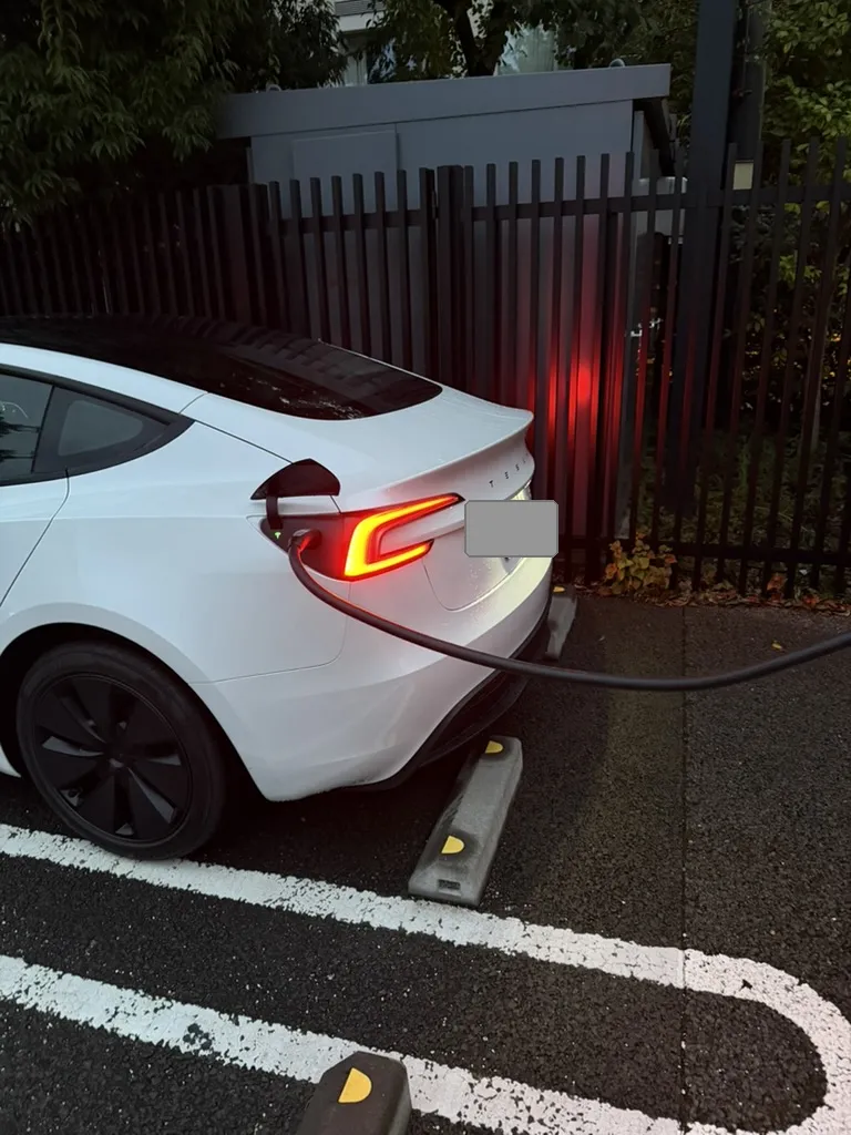 スーパーチャージャーで充電中のModel 3の充電ポート