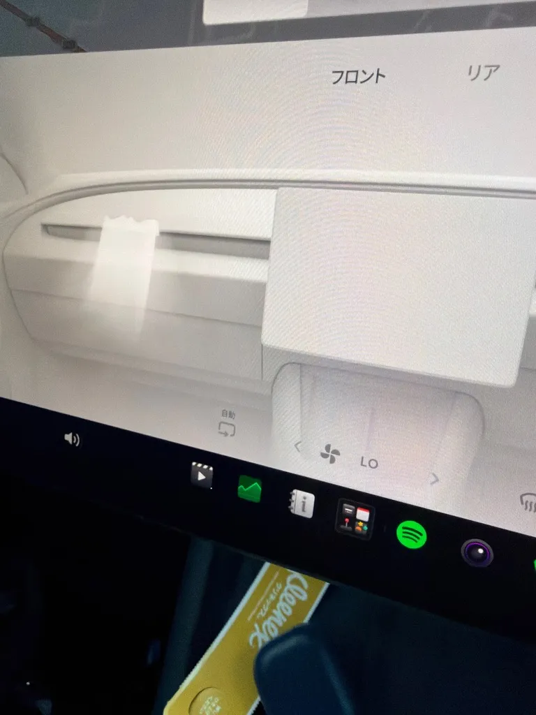Model 3のセンタースクリーンと空調画面